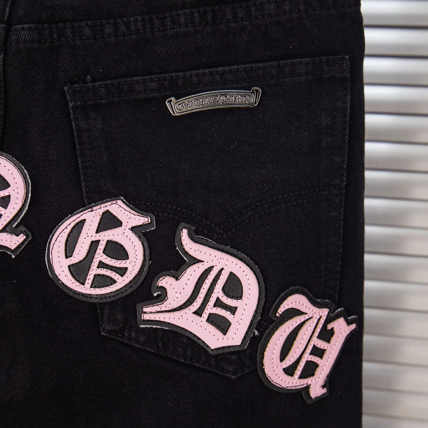 P260 Chrome Hearts Black Pants Sanskrit Black Pink Multi-Leather Jeans CH jeans need to be washed after the finished product is disassembled and then hand-stitched with sheepskin cross leather and then spliced ​​together to complete. The whole piece has too many craftsmanship to explain, patchwork cross flower embellishment, high-waisted washed jeans! ! Absolutely high-end luxury products, god-level single products and super popular products, made with top heavy industry, a must-see magic weapon. Customized hardware. The fabric is thick and soft after washing. It has good breathability. Customized small leather label. Unique design. The details are simple and elegant, and the workmanship is exquisite. The entire trousers are neatly routed and the details are in place! It’s so cool that both men and women can easily control the genderless trend! Style number: 1871# Color: black Size: 28 30 32 34